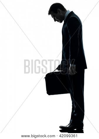 un homme d'affaires triste caucasien regardant vers le bas dans le studio de silhouette isolé on white background