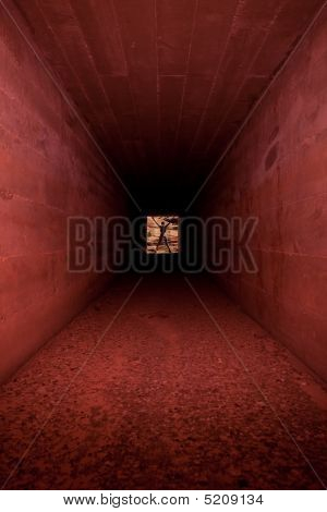 Donna nel tunnel