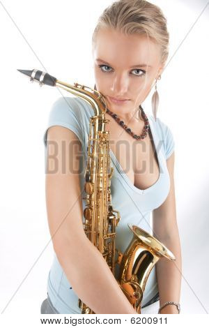 sexy smyslné atraktivní blond dívka s saxofon zíral