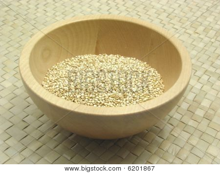 ชามไม้กับ Quinoa บนหวาย Underlay