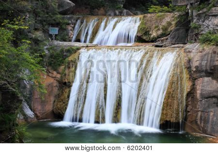 น้ำและน้ำตกภูเขาไทยุจีน