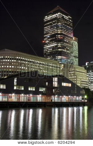 Canary Wharf skyskrabere i London om natten