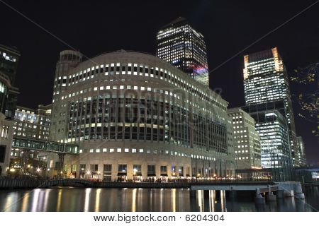 Canary Wharf skyskrabere i London om natten