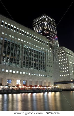 Canary Wharf skyskrabere i London om natten