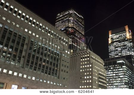 Canary Wharf skyskrabere i London om natten