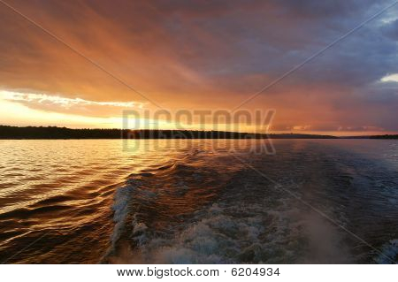 colorato oro tramonto sul fiume