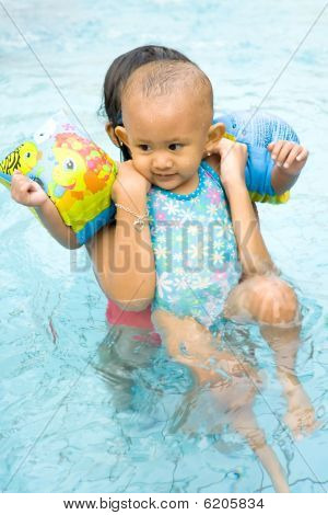 Baby leren zwemmen