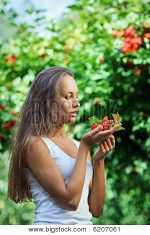 Belle jeune femme avec Guelder Rose