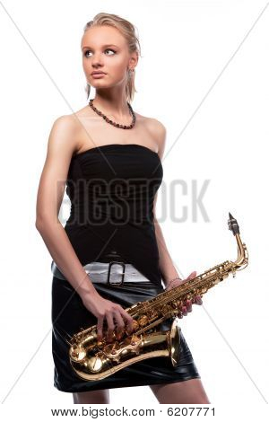 snící mladým docela sexy blondýnka s saxofon