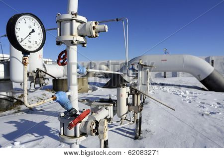 ROYARKA, UKRAINE - JAN: 13: A gauge continues to show zero pressure hours after Russia agreed to once again ship gas through Ukraine to Europe at a  natural gas pumping station in Boyarka, Ukraine, on Tuesday,  January 13, 2009.