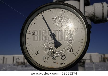 ROYARKA, UKRAINE - JAN: 13: A gauge shows a rise in pressure  hours after Russia agreed to once again ship natural gas through Ukraine to Europe at a  pumping station in Boyarka, Ukraine, on Tuesday, January 13, 2009.