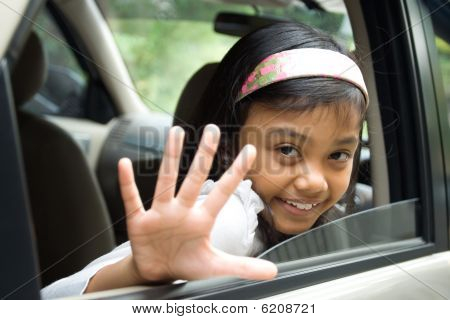 少女は車から手を振ってさよなら