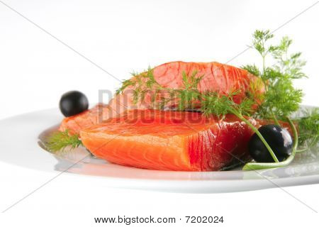 Rose saumon sur une plaque blanche aux Olives