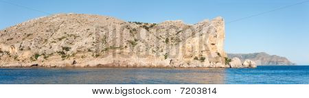 Letní skalnaté pobřeží