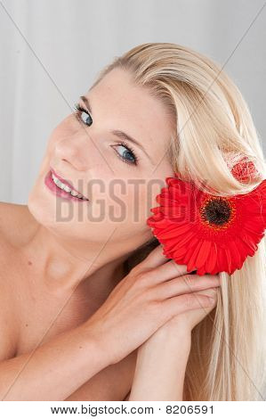 ผู้หญิงสวยกับสุขภาพผิวถือดอกไม้ใหญ่ herber บริสุทธิ์