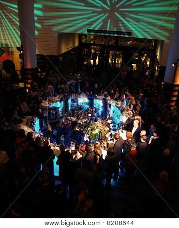 Centrum Bar davy lidí během Sfmoma sedmdesáté výročí Party