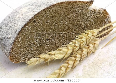 Ржаной хлеб и Колосья ржи и муки