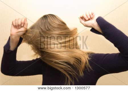 Agitando i capelli di biondo