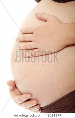 怀孕女人用她的双手上它，隔绝在白色的腹部