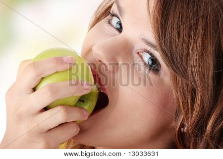 Teen pige spise grean apple