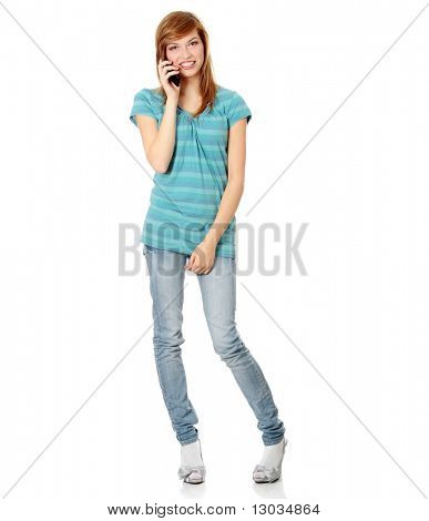 Giovane donna caucasica felice sta chiamando con un telefono cellulare isolato on white