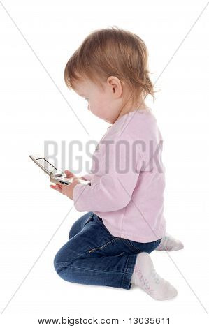 ragazza gioca con il cellulare
