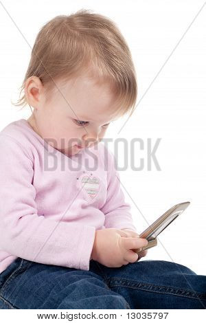 ragazza gioca con il cellulare