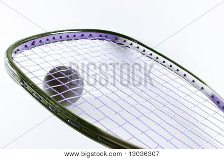 Squash raketa a míček.