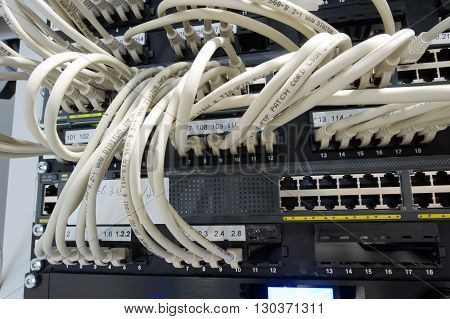 Lots af cables on the back of a database
