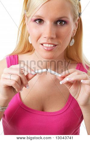 Fiatal nő törés cigaretta felett fehér háttér