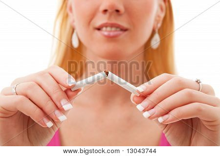 Csinos, fiatal nő törés cigaretta