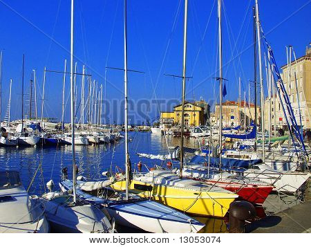De Adriatische kust van Slovenië. Piran. Een ligplaats met boten en jachten