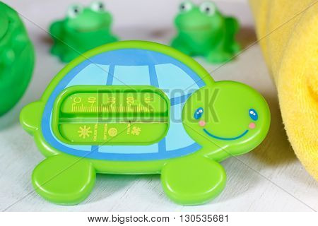 Child green bath thermometer and bath toys
