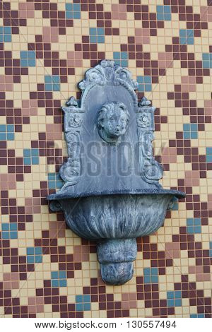 a picture of a wall fountain or birdbath