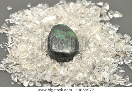 Immagine dettagliata e colorata di Zoisite minerale