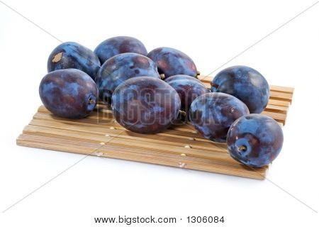 Синие спелых мясистые сливы