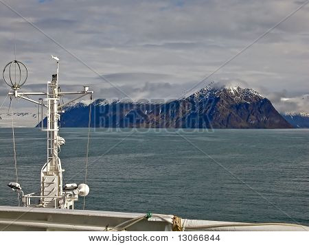 Vista sulle montagne delle Svalbard da nave da crociera