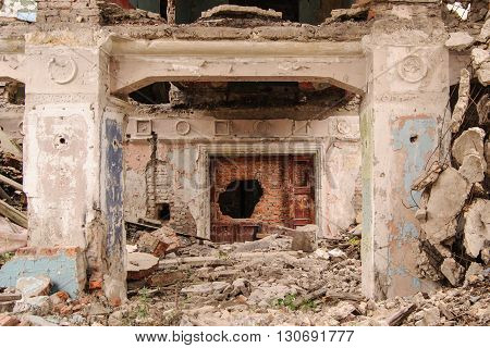 Colonne in abandoned ruined old palase. Russia