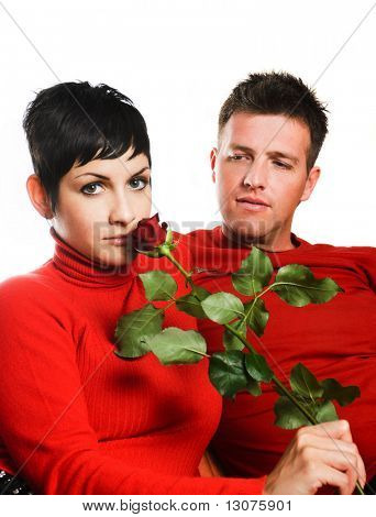 Jeune couple est d'avoir une date. La femme a obtenu une rose rouge.
