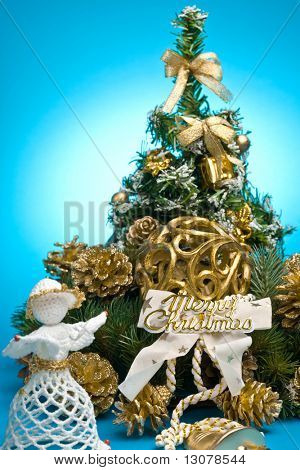 Decoración de Navidad sobre fondo azul.
