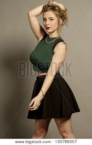 fotos de famosas sexis busty brunette short hair