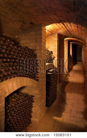 Winebottles stablet i den gamle kælder af vingården.
