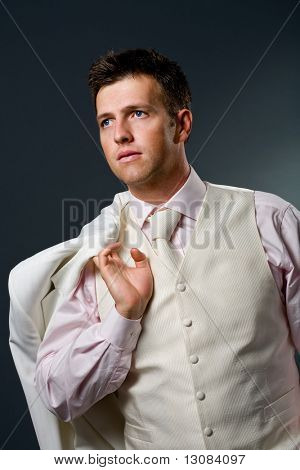 Homem bem-vestido de boa aparência.