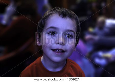 青色のライトの少年