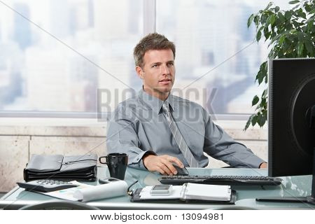 Concentreren zakenman werken op de computer in kantoor