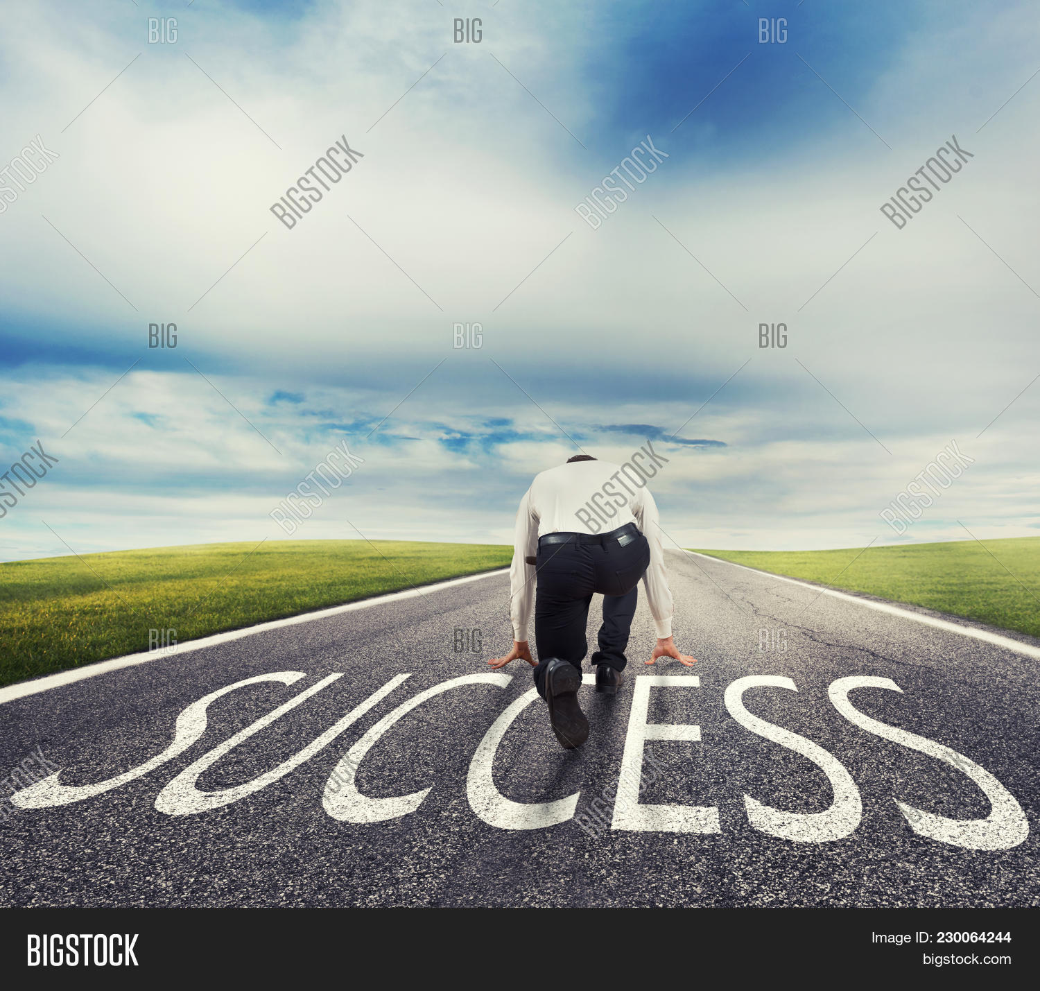 Бег в туфлях. Ready to run. Спортсмен на низком старте. Спортивная блондинка. Картинка ваш бегает за молоденькими.