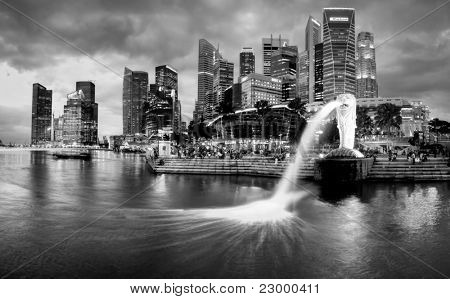 Singapur-DEC 29: Fuente el Merlion y horizonte de Singapur en 29 de diciembre de 2010. Merlion es un imagina