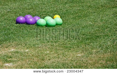 Violetti ja vihreä Bocce palloja ruoho