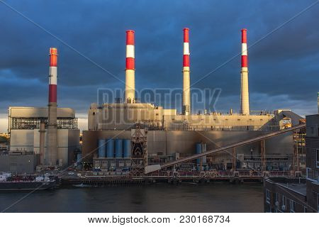 New York, Usa - September, 6, 2016: View At Ravenswood Generating Station On The East River In  New 
