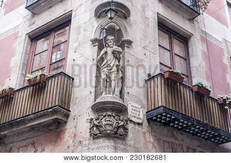 Barcelona,spain-january 6,2016: Religious Image Niche Facade Ancient Building In Historic Center, La